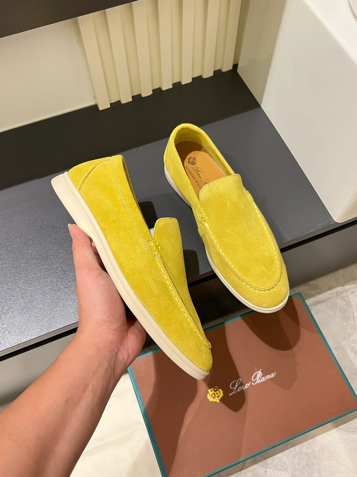 Men's shoes 💰p360 "Loro men's shoes 💰pian'*" Classic L men's shoes for couples 💰p Top version British flat loafers, a must-have item in old money style, the minimalist design is eye-catching and durable, a plus point for dressing The soft foot feel and texture are outstanding. They don’t scratch your feet and are very nice. They are matched with soft and waxy soles. They can be worn daily for a long time without getting tired. They are easy to wear, versatile and classic items, with perfect foot feel and texture! Imported cashmere fabric, the lining is made of imported A-grade water-dyed cow lining, the top version of the genuine leather midsole is sewn with pure handmade mark thread! Size: Female 35-40 (34. Customized) Male 38-44 (45.46. Customized)